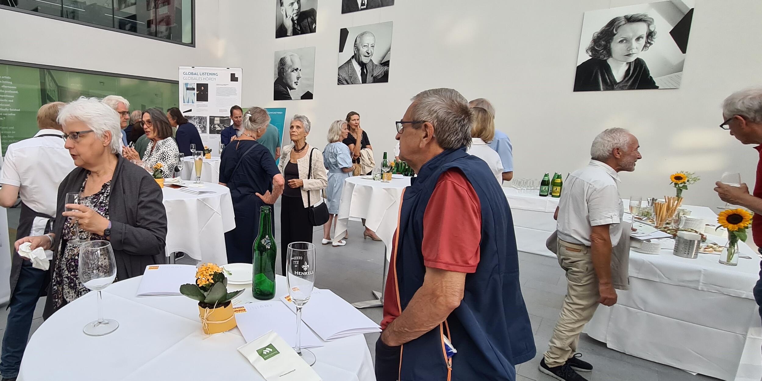 Alumni- & Emeriti-Treffen Juni 2022 | © Stefan David Hummel Alumnitreffen im Foyer des Mozarteum, dahinter Buffet | © Stefan David Hummel